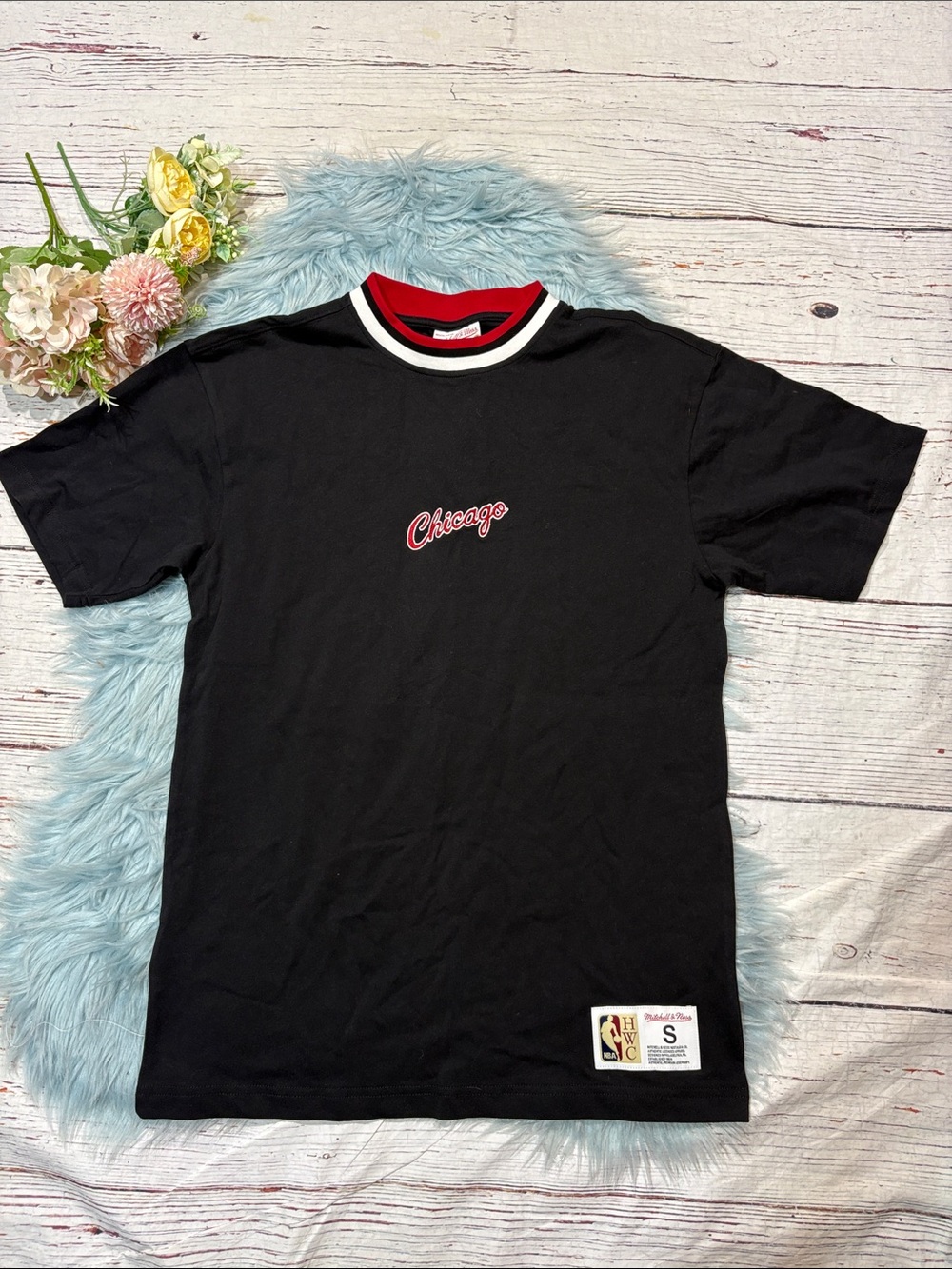 NWT Mitchell & Ness Chicago Bulls Scribe Playmaker Logo Shirt